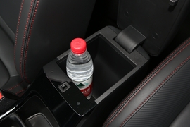 中央扶手箱空间