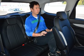 后排腿部空间