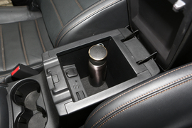 中央扶手箱空间