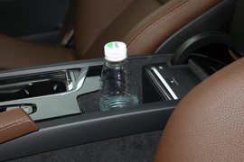 中央扶手箱空间