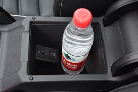 中央扶手箱空间