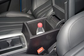 中央扶手箱空间