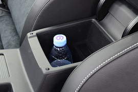 中央扶手箱空间