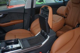 中央扶手箱空间