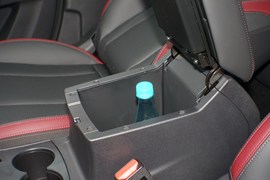 中央扶手箱空间