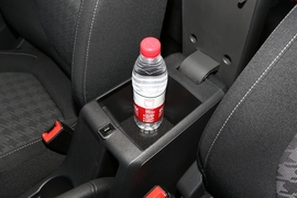 中央扶手箱空间