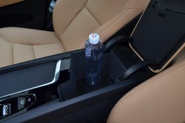 中央扶手箱空间