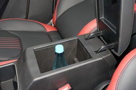 中央扶手箱空间