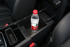 中央扶手箱空间