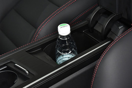 中央扶手箱空间