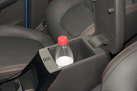 中央扶手箱空间