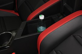 中央扶手箱空间