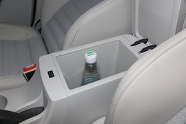 中央扶手箱空间