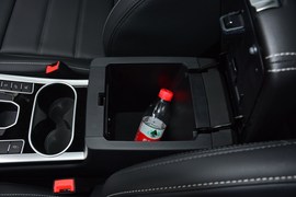 中央扶手箱空间