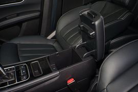 中央扶手箱空间