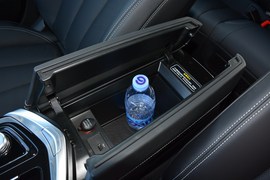 中央扶手箱空间