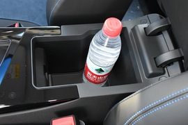 中央扶手箱空间