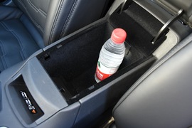 中央扶手箱空间