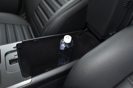 中央扶手箱空间