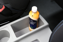 中央扶手箱空间