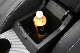 中央扶手箱空间