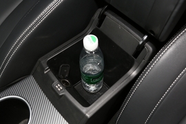 中央扶手箱空间