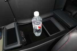 中央扶手箱空间