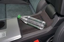 中央扶手箱空间