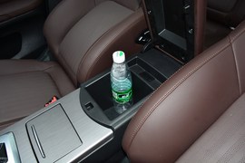 中央扶手箱空间