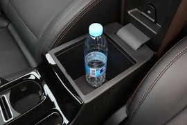 中央扶手箱空间