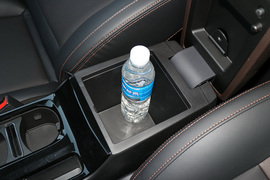 中央扶手箱空间