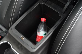 中央扶手箱空间