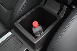 中央扶手箱空间