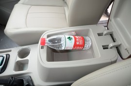 中央扶手箱空间