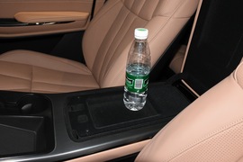 中央扶手箱空间