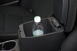 中央扶手箱空间