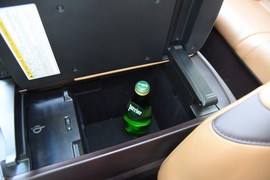 中央扶手箱空间