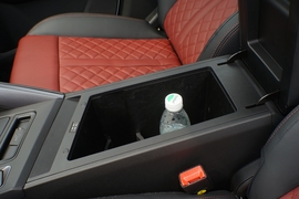 中央扶手箱空间