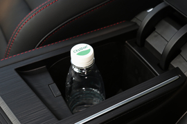 中央扶手箱空间