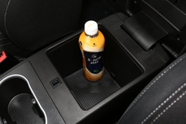 中央扶手箱空间