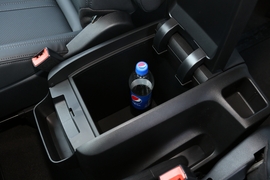 中央扶手箱空间