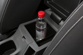 中央扶手箱空间