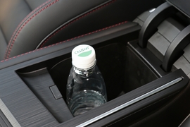 中央扶手箱空间