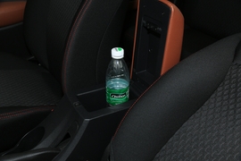 中央扶手箱空间