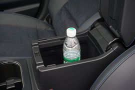 中央扶手箱空间