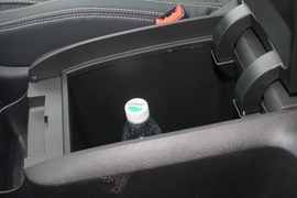 中央扶手箱空间