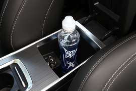 中央扶手箱空间