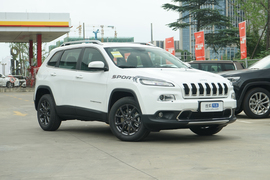 2020款Jeep自由光 2.0L 两驱经典运动版