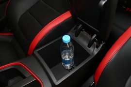 中央扶手箱空间