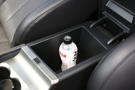 中央扶手箱空间